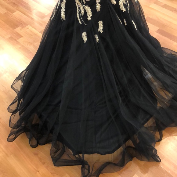 ⭐️SOLD⭐️ Black prom dress with gold stitch - Picture 6 of 8
